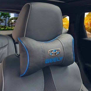 Купити Подушка на підголівник з логотипом Geely Екошкіра 3D Кольоровий лого Чорна-Синій кант 1 шт 91726 Подушки на підголовник - під шию
