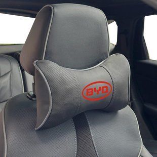 Купить Подушка на подголовник с логотипом BYD Экокожа 3D Цветной лого Черная-Серый кант 1 шт 91791 Подушки на подголовник - под шею