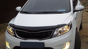 Купити Дефлектор капоту мухобійка для Kia Rio 11- седан / хетчбек Темна 7489 Дефлектори капота Kia
