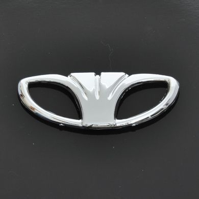 Купить Эмблема для Daewoo 95 x 35 мм пластиковая / 2 пукли / скотч Оригинал 22252 Эмблемы на иномарки