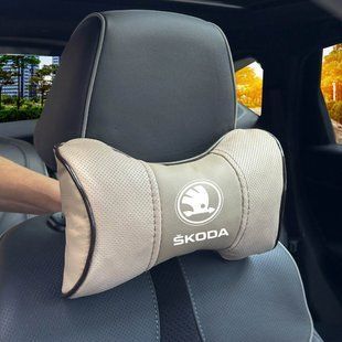Купити Подушка на підголовник з логотипом Skoda Екошкіра 3D Кольоровий лого Бежеві-Коричневий кант 1 шт 91586 Подушки на підголовник - під шию